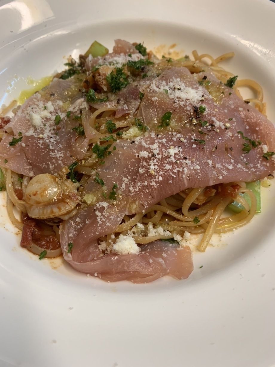 ②ベビーホタテと生ハムのトマトソース