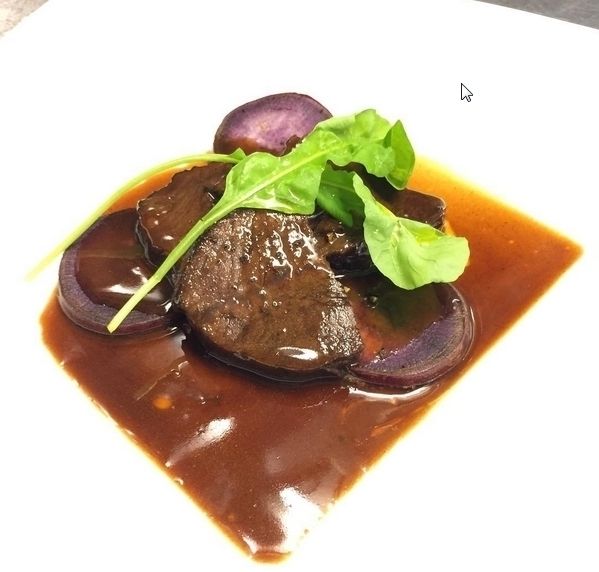 牛ほほ肉の赤ワイン煮