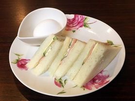 モーニング(ドリンク代のみ)  トースト・ハムサンド等からお選びいただけます。