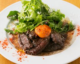 牛ハラミ肉の赤ワインソテー