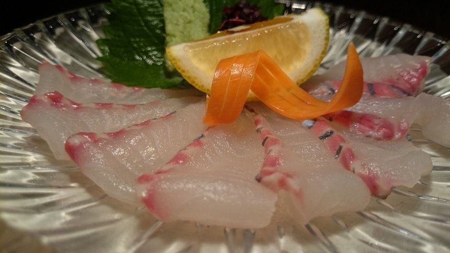 白チョウザメ刺身（８９９円）