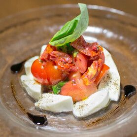 フルーツトマトのジュレとモッツァレラチーズのカプレーゼ