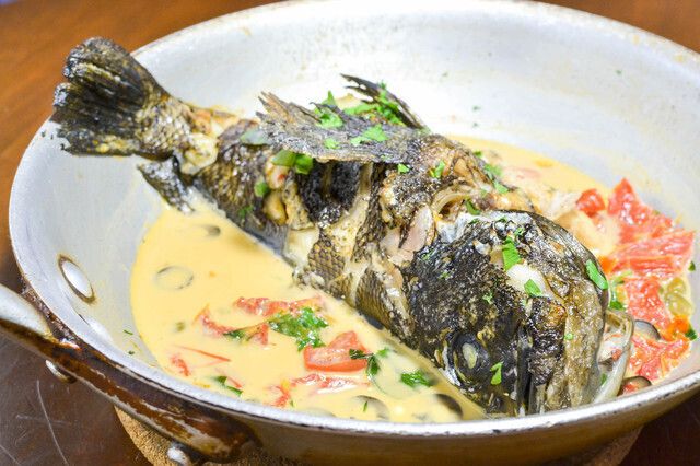 3種の貝と丸ごと鮮魚のアクアパッツァ