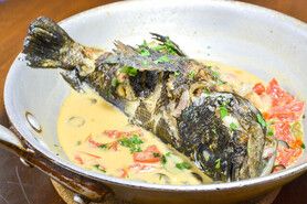 3種の貝と丸ごと鮮魚のアクアパッツァ