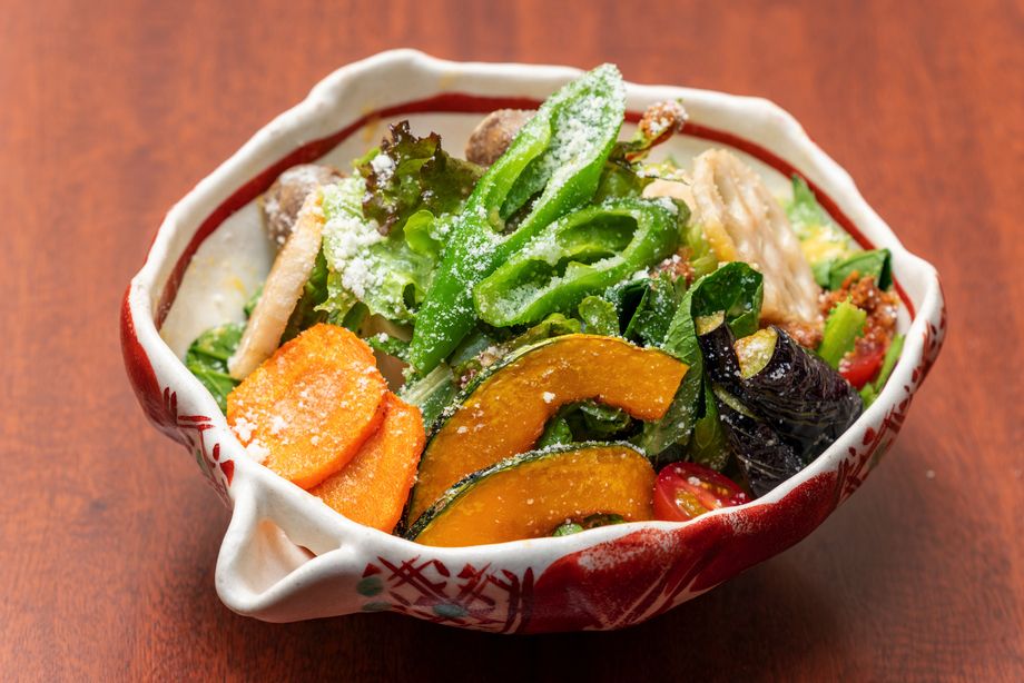 揚げ野菜とミートソースのもつ吉サラダ（1,000円）