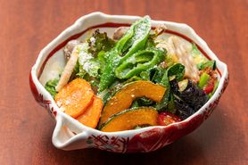 揚げ野菜とミートソースのもつ吉サラダ