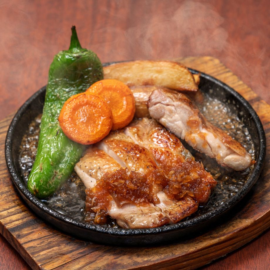 若鶏の炭火焼ステーキ～和風シャリアピンソース～（1,350円）