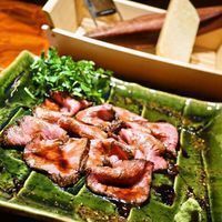 削りたてかつお節とパルミジャニーノチーズのローストビーフ