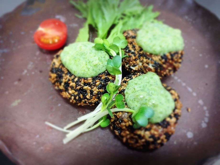 里芋の胡麻団子 菜の花ソース（970円）