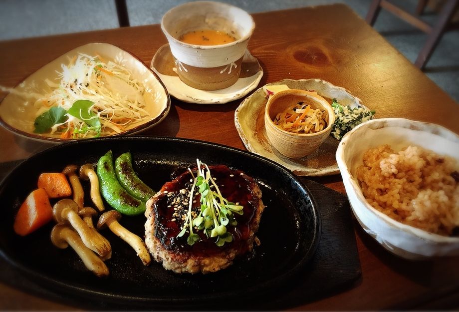 熱々鉄板 デトックスベジバーグランチ（970円）