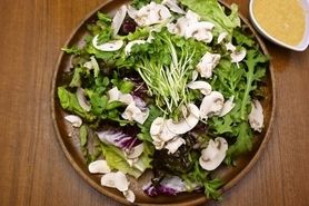 食堂の大盛りサラダ