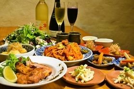 【女性限定】名物ナポリタン、京都のおばんざい3種等全7品がついた女子会専用コース♪4名様以上でお好きなワインボトルプレゼント♪別途1500円で２H飲み放題つけれます