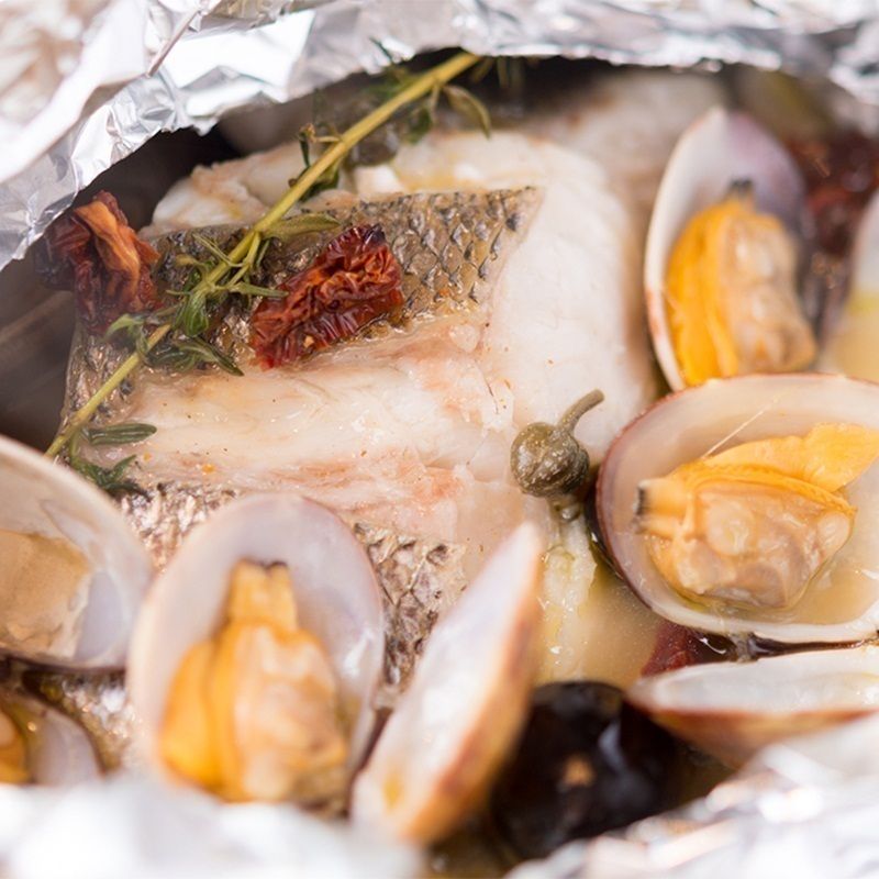 鮮魚とアサリの包み焼き、香草風味
