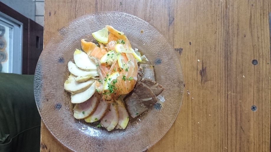 自家製スモーク盛り合わせ（サーモン、仏産鴨ロース、大山鶏）