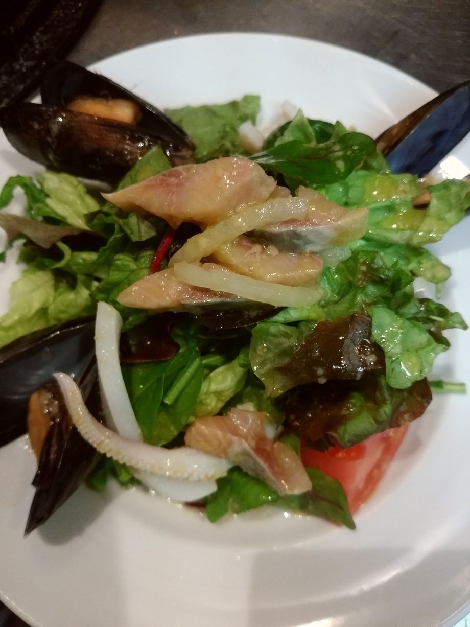 魚介類の野菜たっぷりサラダ