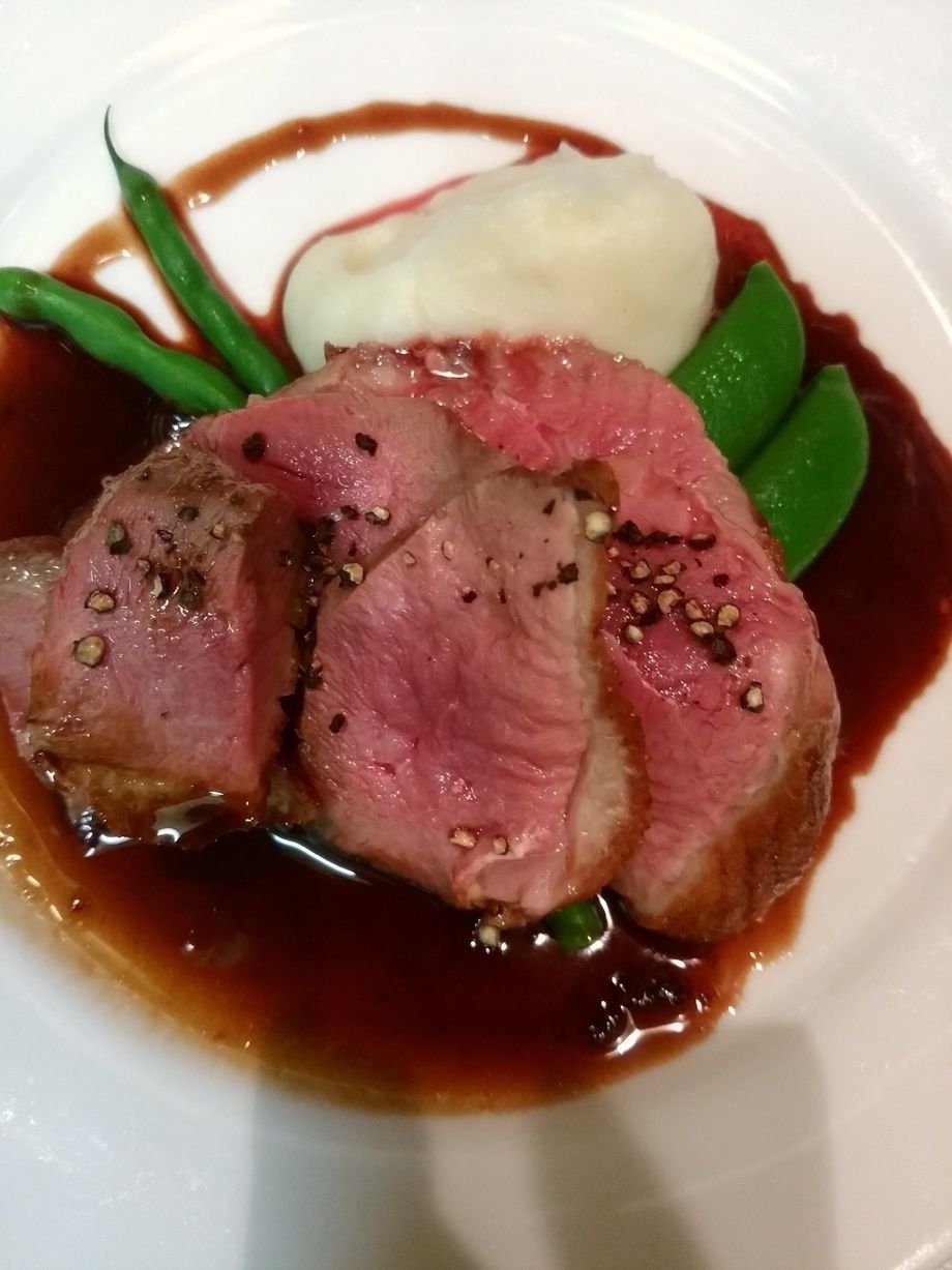 フランス産仔鴨フィレ肉ロースト、赤ワインソース