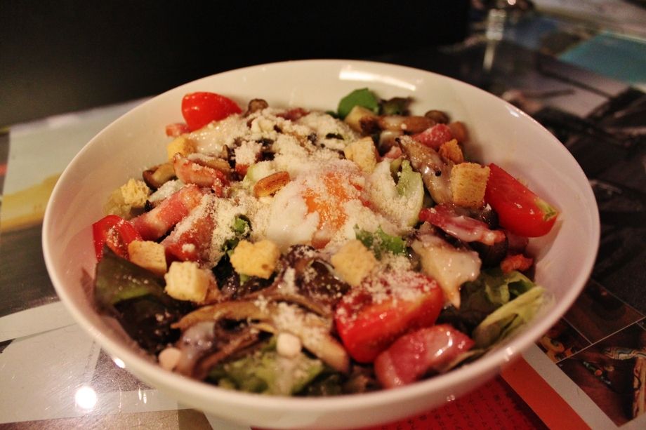 温玉のってます！ベーコンときのこのシーザーサラダ