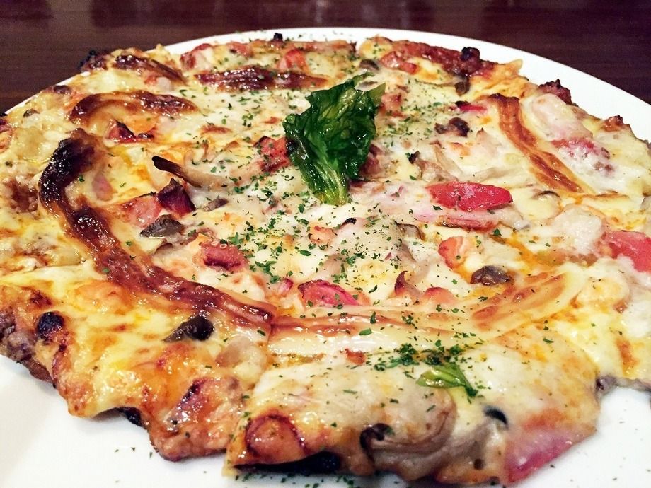 大人気！たっぷり魚介の赤猫特製ピザ（1380円）