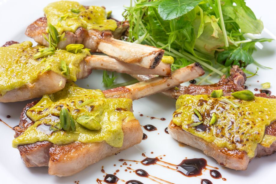 骨付仔羊のピスタチオバター焼き　ぶどうのソース