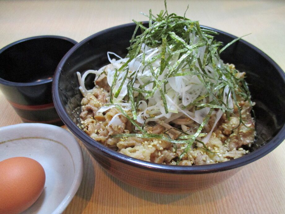 牛肉ピリ辛そば（946円）