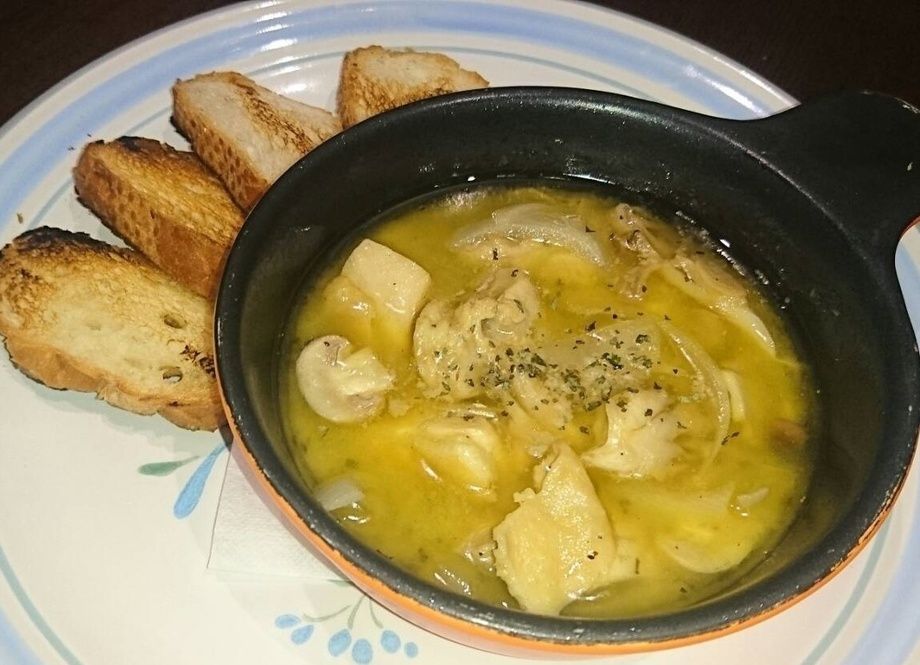 とね鶏のアヒージョ（バケット付）