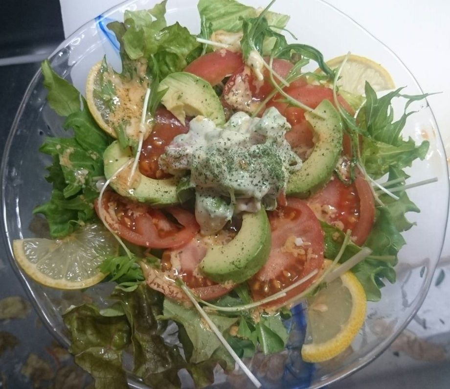 トマトとアボカドサラダ