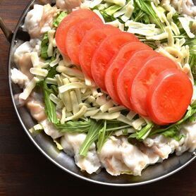 フレッシュトマトとチーズの焦がし醤油もつ鍋