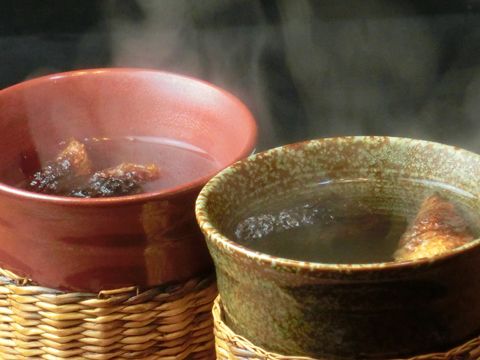 【ふぐのひれ酒】　　自慢の自家製ふぐひれを使用、香ばしい香りとひれのうま味をお楽しみください。一年中楽しめます。