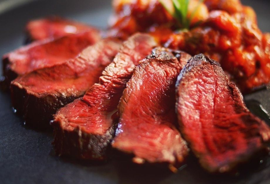 北海道十勝産・エレゾ社より届いた熟成蝦夷鹿のモモ肉炭火焼き 