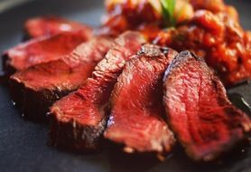 北海道十勝産・エレゾ社より届いた熟成蝦夷鹿のモモ肉炭火焼き 