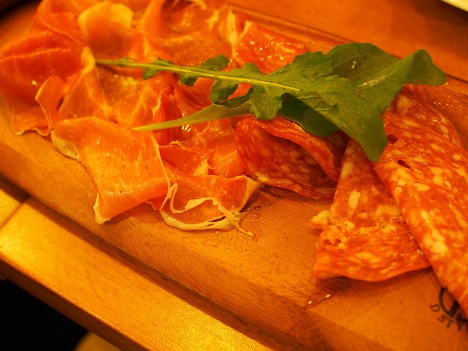 生ハムとサラミの盛り合わせ（880円）