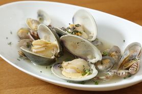 白蛤とアサリの白ワイン蒸し