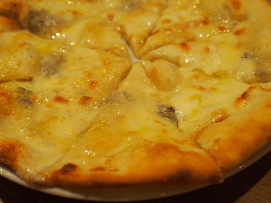 ピッツァ　クアトロフォルマッジ（1280円）