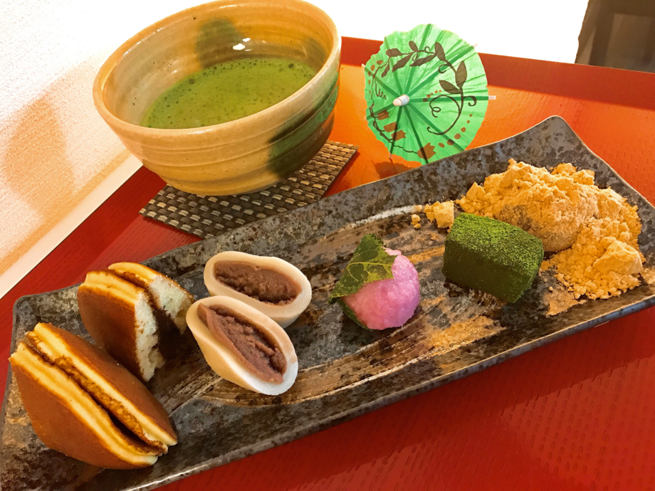 贅沢甘味三昧（750円（ドリンク込み、種類限定あり））