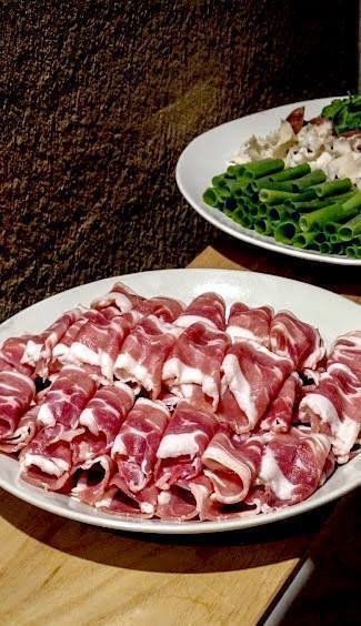 ＜鴨しゃぶ＠小上がり(秋〜春限定）＞（35,000円（セット価格/税込）日本酒徳利３本、ワイン１本、鴨、野菜のセットです。鴨のみプラス6,000円で1.5倍も用意できます。ご希望びの一週間前までに予約を確定してください。）