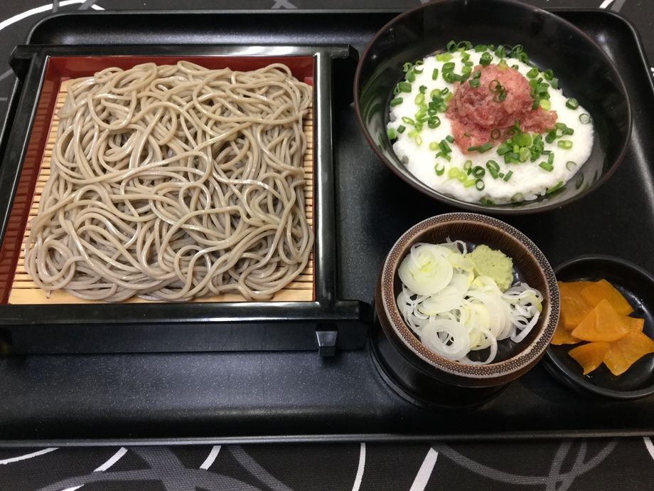 ネギとろろ丼セット（946円）