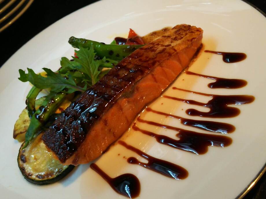 サーモンのポワレ・バルサミコソース