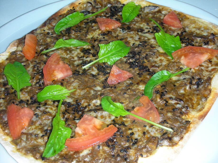 黒ゴマのセサミミックスピザ（８９０円）