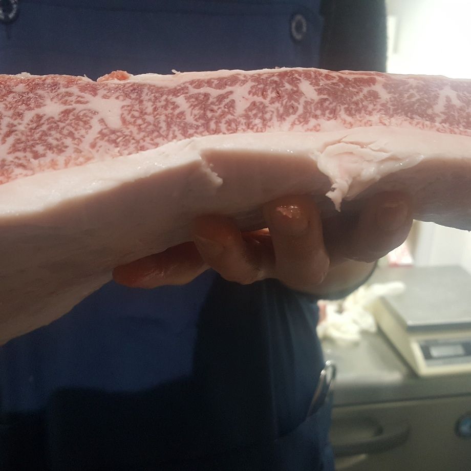 肩ロースカブリ。贅沢にカルビとして提供します（Ask）