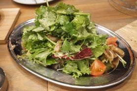 お肉とパクチーたっぷり　煮ジルサラダ