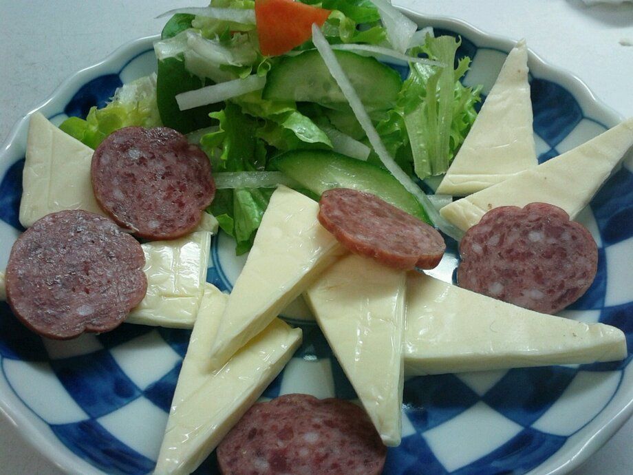 ちょっと　箸休め　サラミとチーズの盛り合わせ（３９０円）