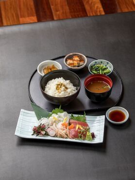 朝〆、活あなごと本鮪のお刺身定食