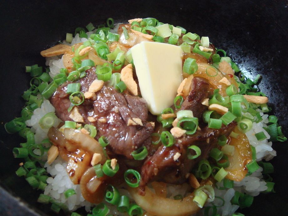 熟成ハラミの石焼にんにく飯（680円）