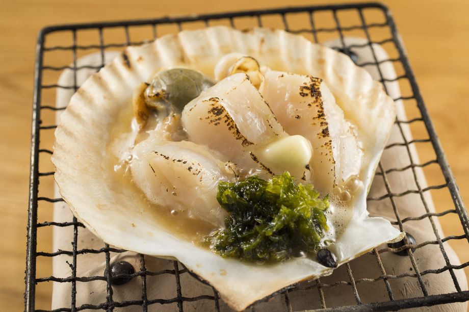 【三陸】殻付きホタテの浜焼き（550円）