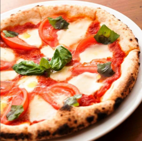 トマトと水牛モッツァレラチーズのピザ