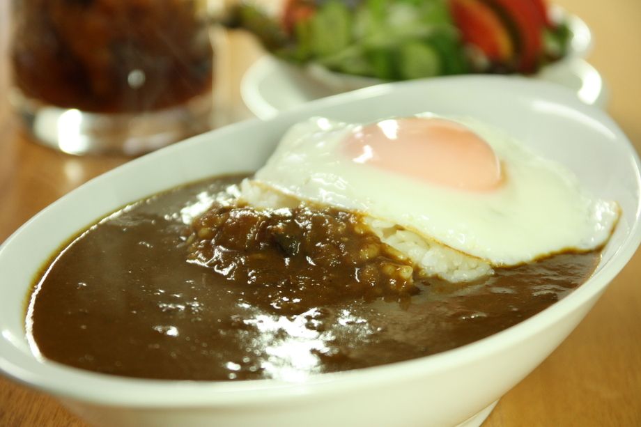 カレー（目玉焼きのせ）