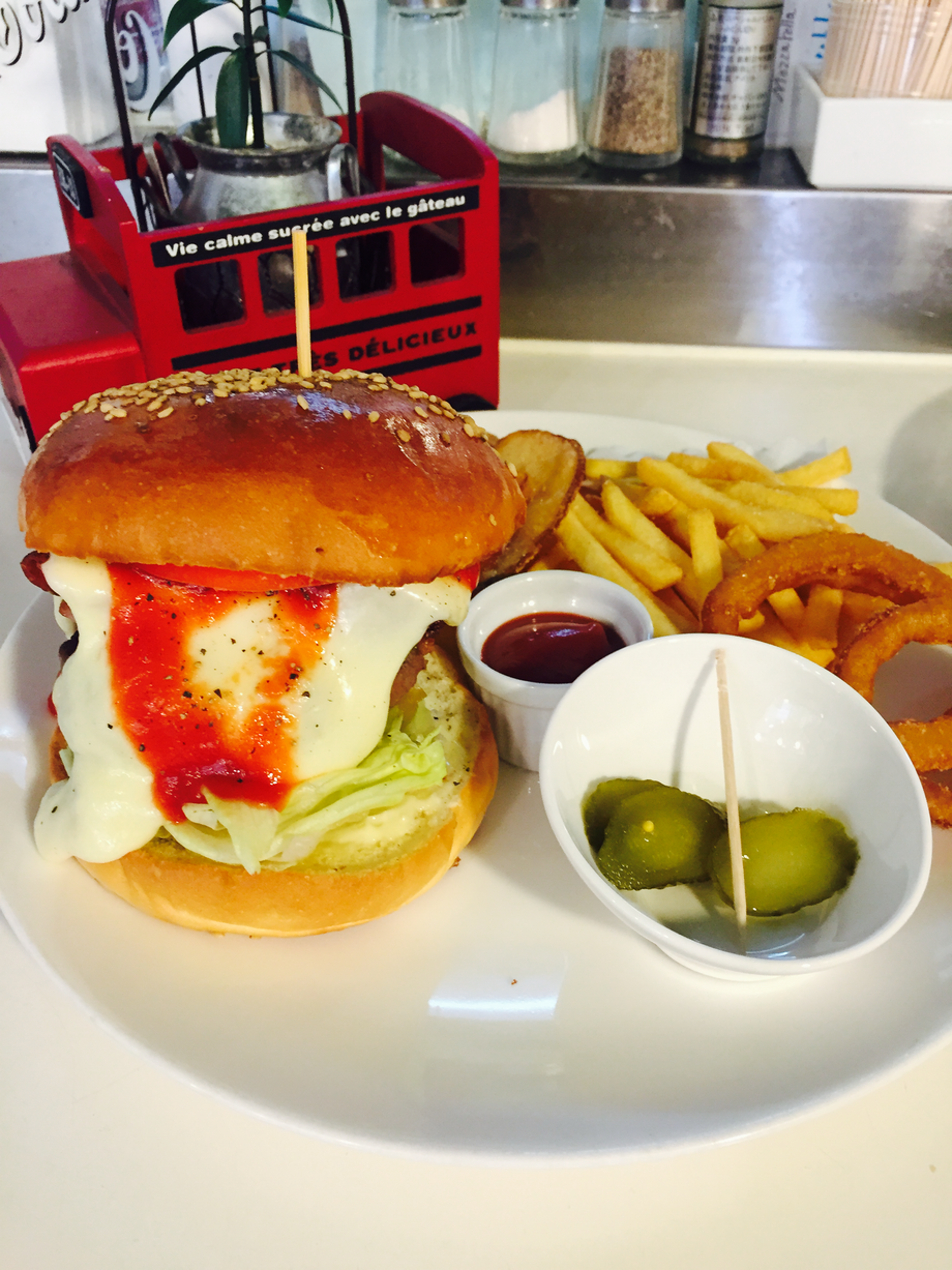 石垣牛モッツアレラチーズバーガー（1200）