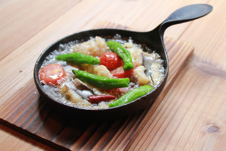 鱧・ししとう・プチトマトのアヒージョ