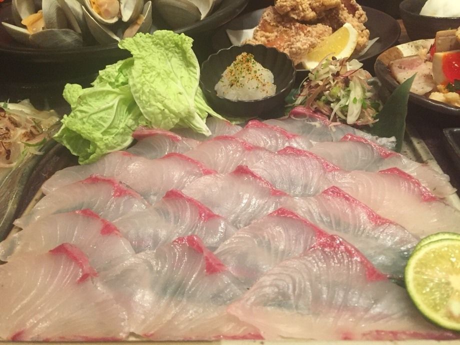 漁港直送鮮魚と鶏・豚・牛を堪能！【　鹿屋カンパチしゃぶしゃぶとブランド牛コース　】全12品：飲み放題付