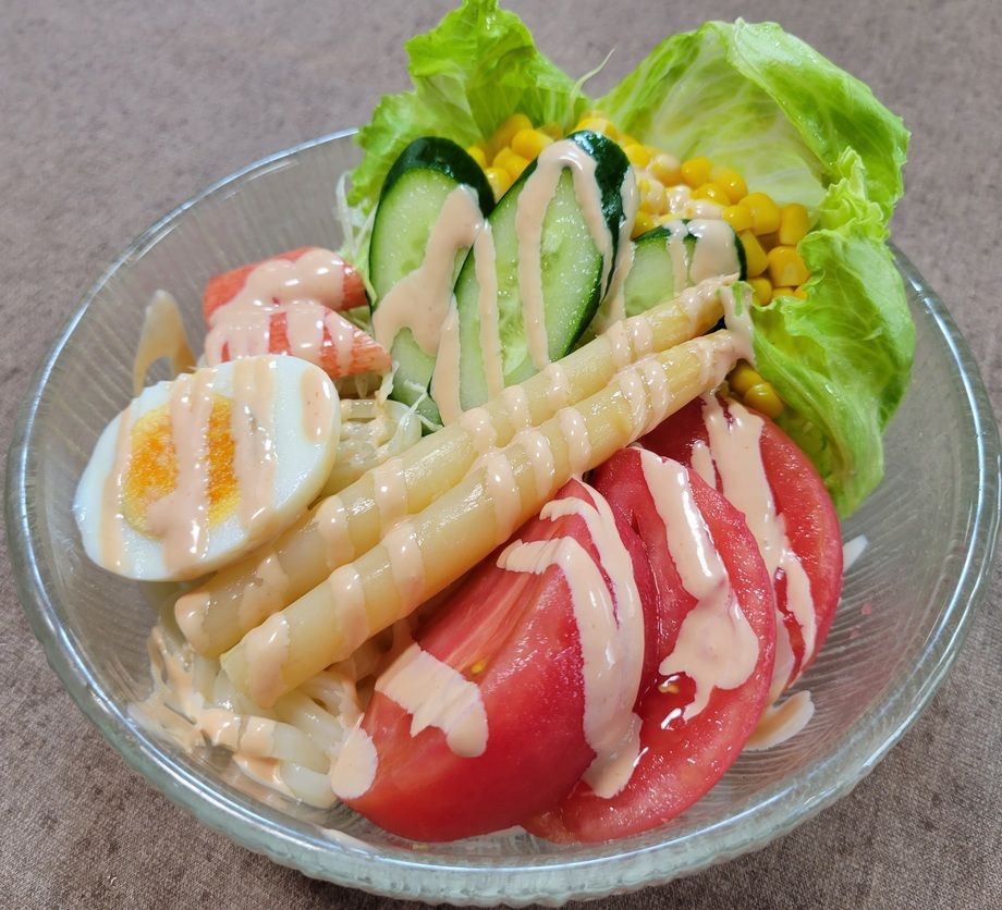 夏のサラダうどん（1320円）